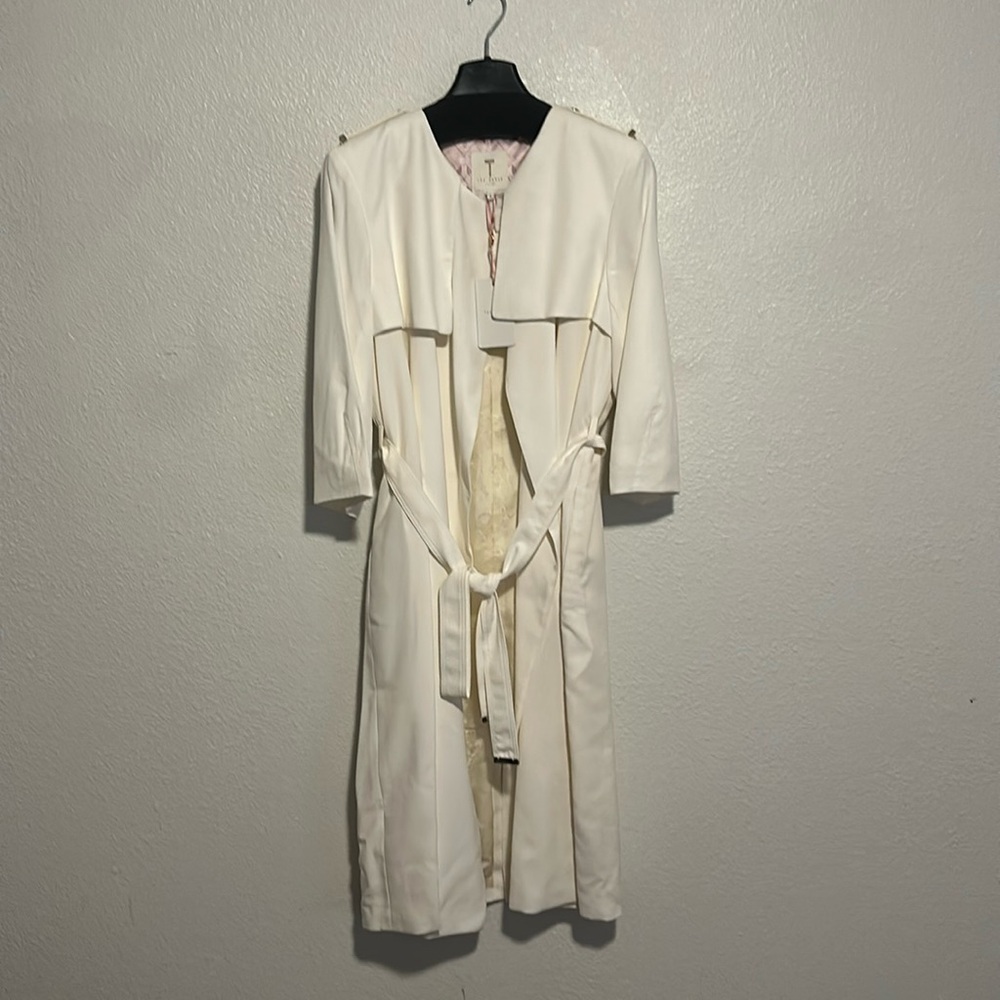 T Tahari Lightweight Cream Mac Coat - Size 4